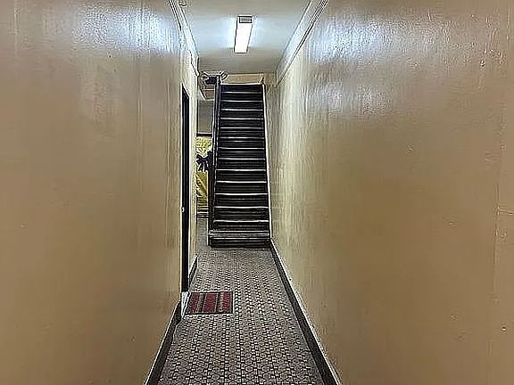 2nd image of 1136 Metcalf Ave