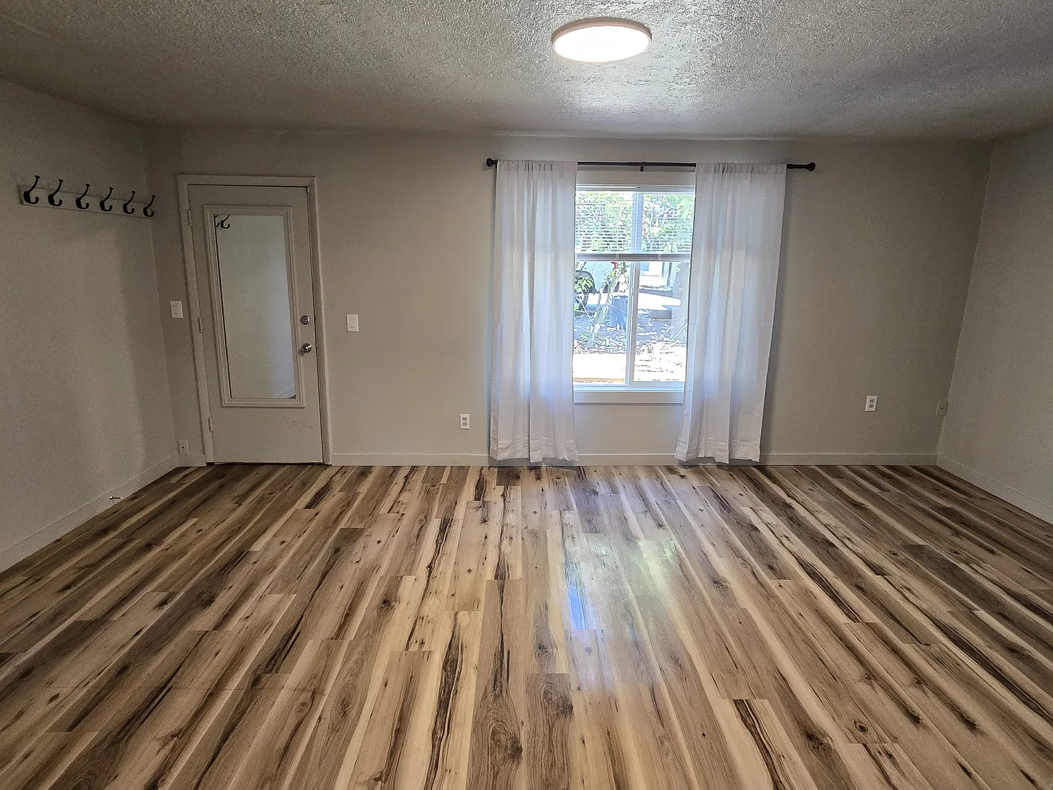3 bed, $2,399 — Photo 2