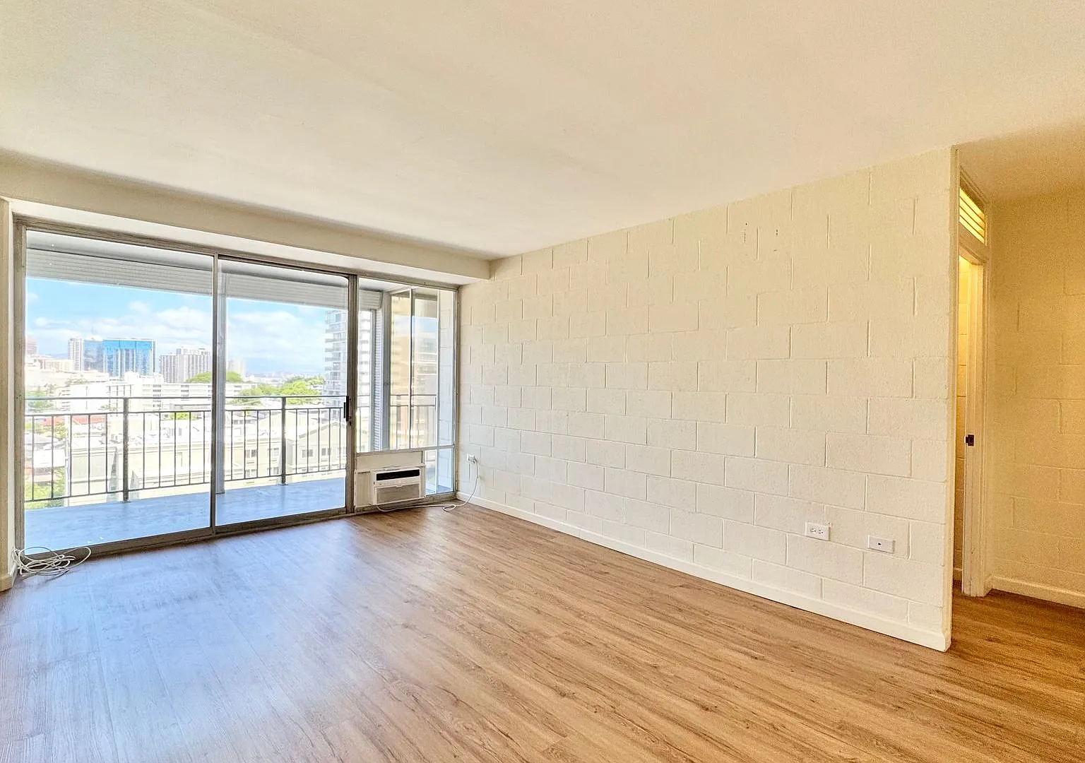 Spacious 1 Bed/1 Bath/1 Parking W/ Balcony - Available Now At Town House - Conveniently Located! — Photo 3