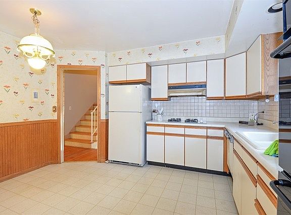 4th image of 7821 Karlov Ave