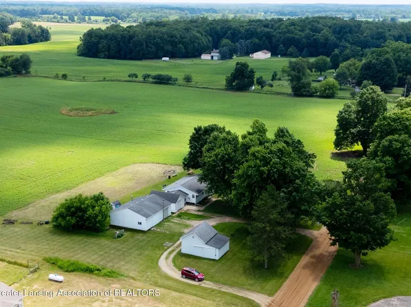 7125 Peck Rd, Eaton Rapids, MI 48827