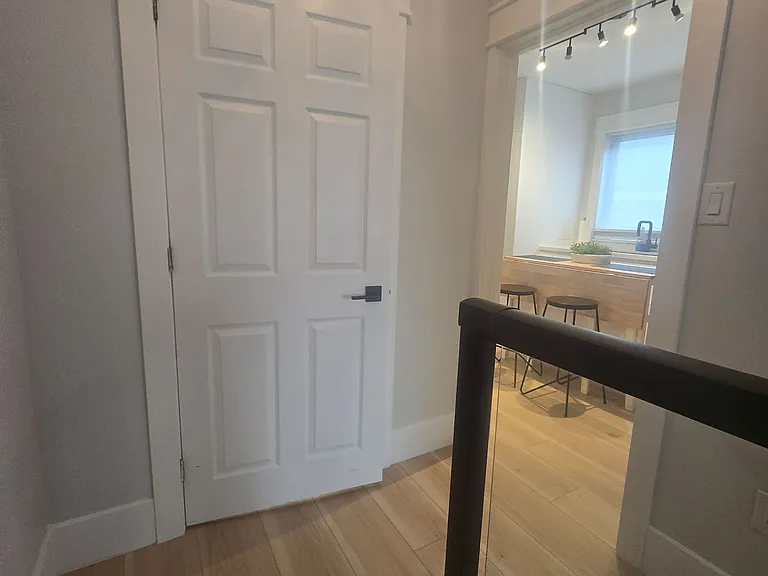 251 Silverthorn Ave #MAIN — Photo 11