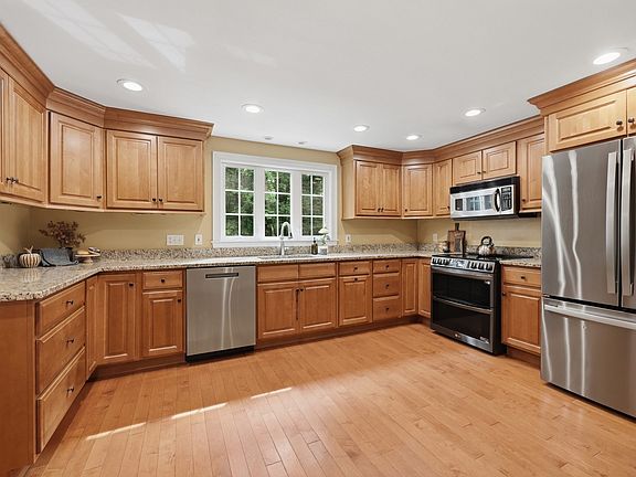 5th image of 26 Kathleen Dr