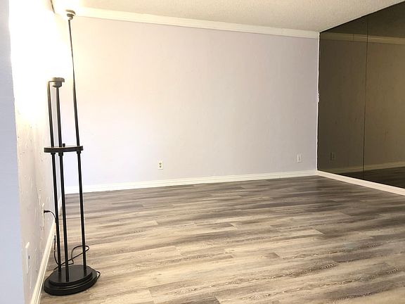 5th image of 513 Towne House Ln