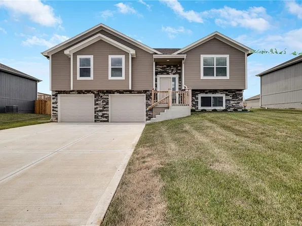 606 Wild Lupine Ln, Raymore, MO 64083