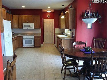 3rd image of 8473 Cliffview Cir