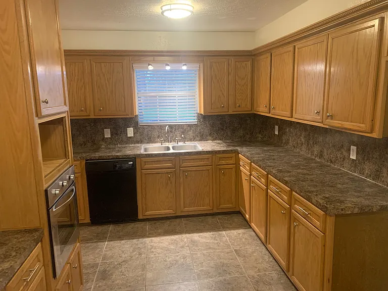 2510 Maxwell Ln — Photo 10