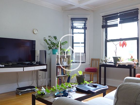 4th image of 6 Worthington St