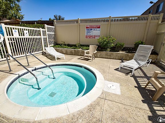 Exclusive private jacuzzi for all Racquet Club Apartments residents.