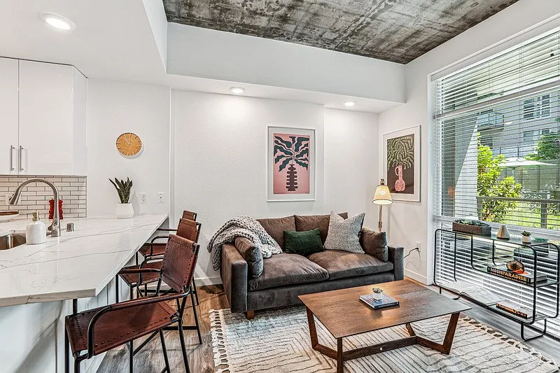 Link Apartments Four12 — Photo 3