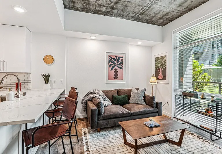Link Apartments Four12 — Photo 3