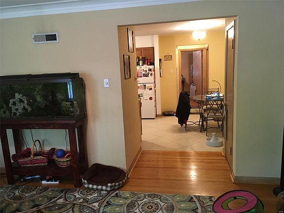 3rd image of 5611-13 Jamieson Ave