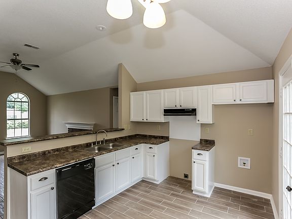 5th image of 160 Center Oak Dr