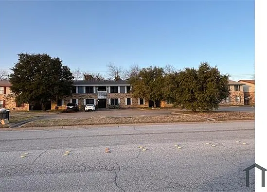 2 bed, 1000 sqft, $1,300 — Photo 2