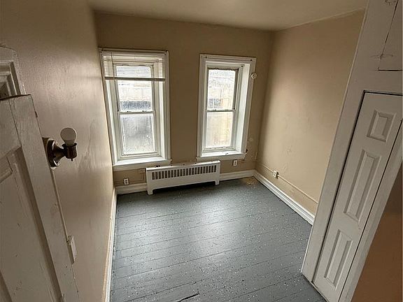 5th image of 832 Chestnut St