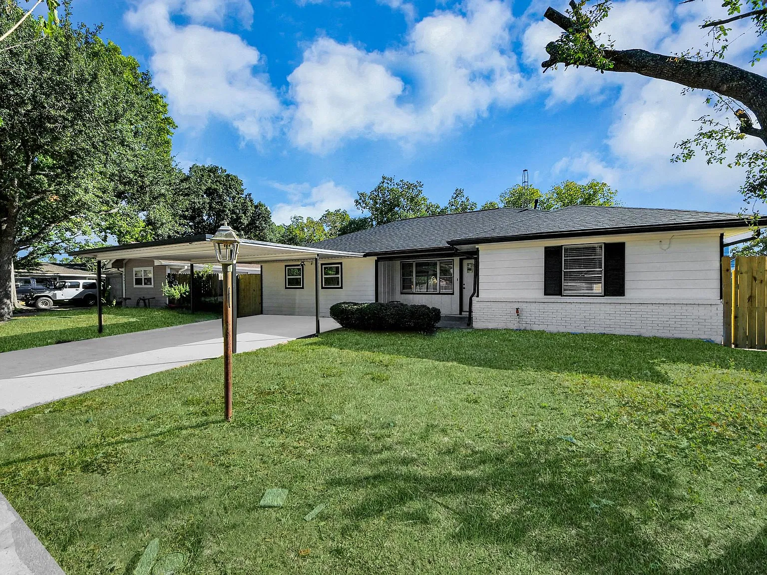4 bed, 2.0 bath, 1500 sqft, $2,000 — Photo 1