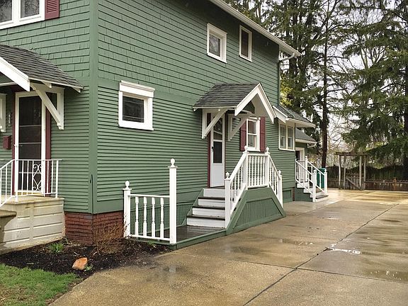 3rd image of 415 S Broadway St