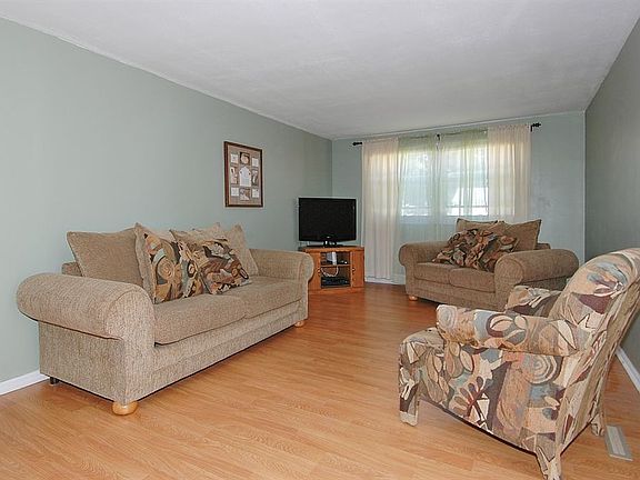 2nd image of 207 Sioux Ave