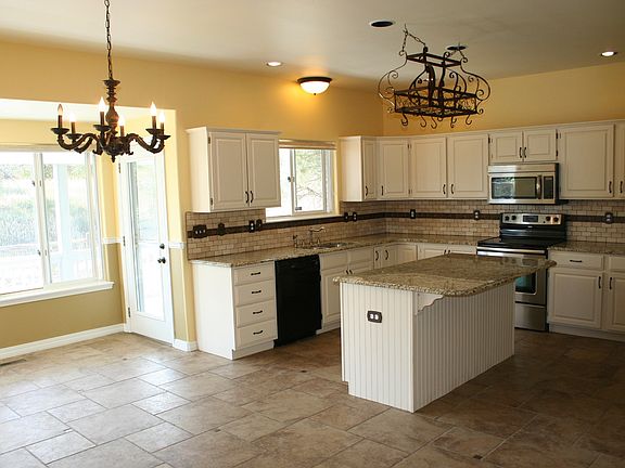 3rd image of 1670 Ridgeview Cir