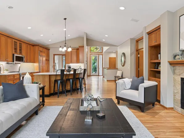 9821 Enclave Dr, Minnetonka, MN 55305