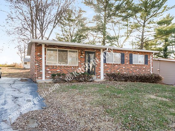 4th image of 488 Adrian Dr