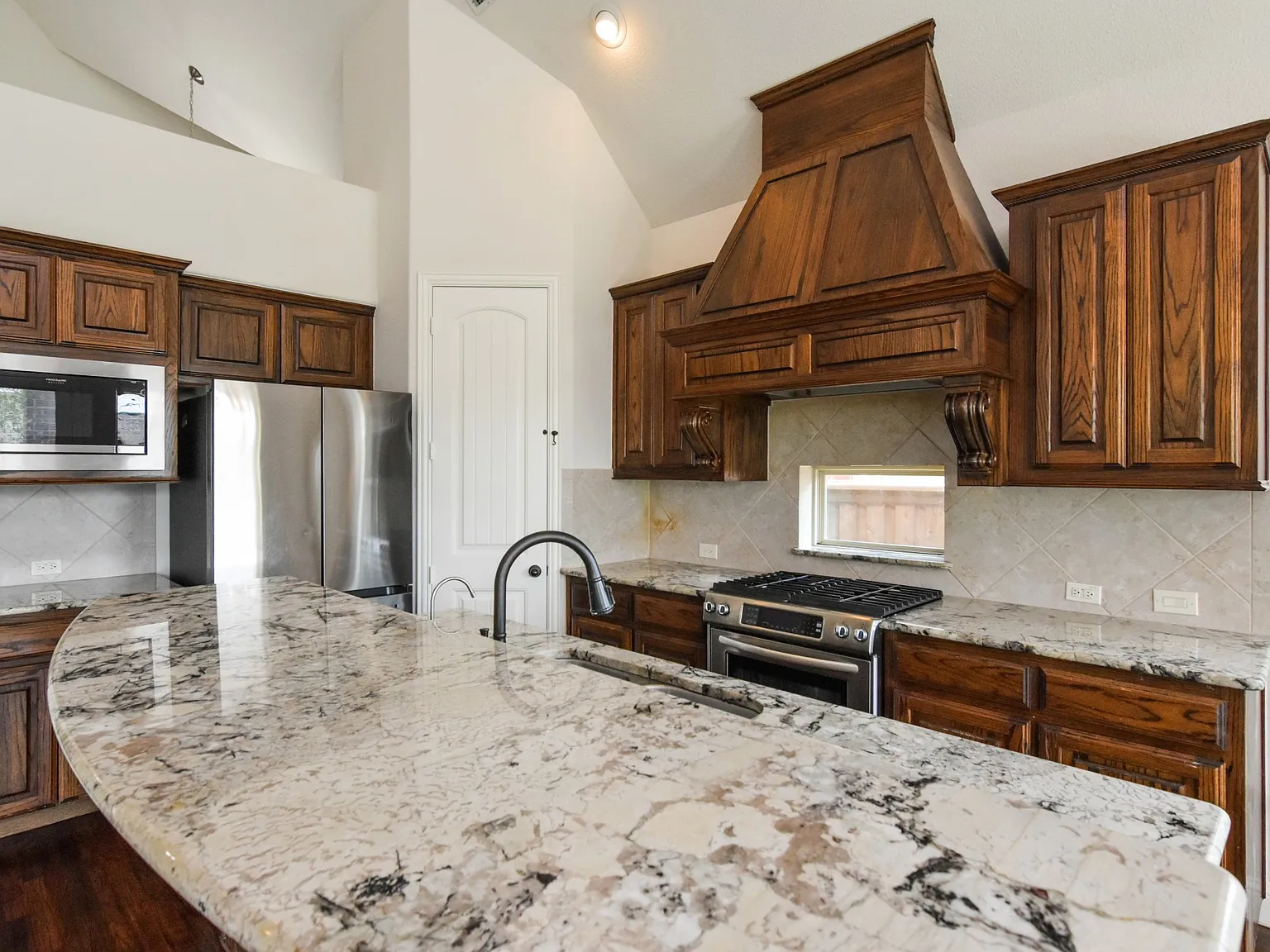 4 bed, 2600 sqft, $3,500 — Photo 4