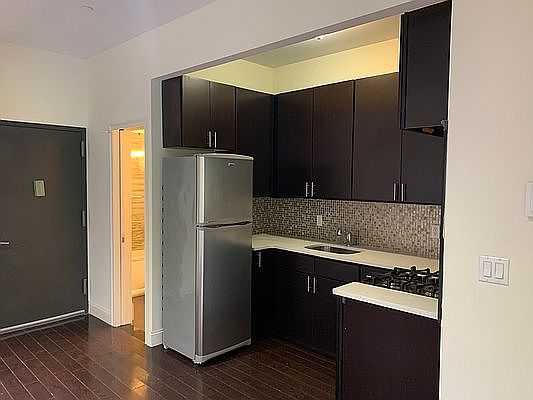 4th image of 30-59 Crescent St #2F