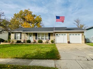 225 Freeport Dr, Bloomingdale, IL 60108