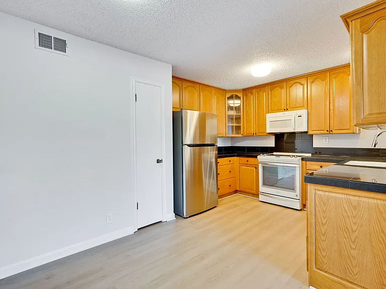 781 N Fair Oaks Ave #6 — Photo 8