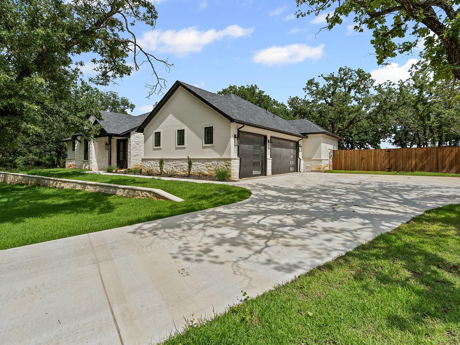 4 bed, 2800 sqft, $4,395 — Photo 2