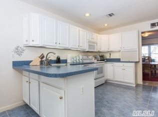 15 Merrimack Rd, Smithtown, NY 11787