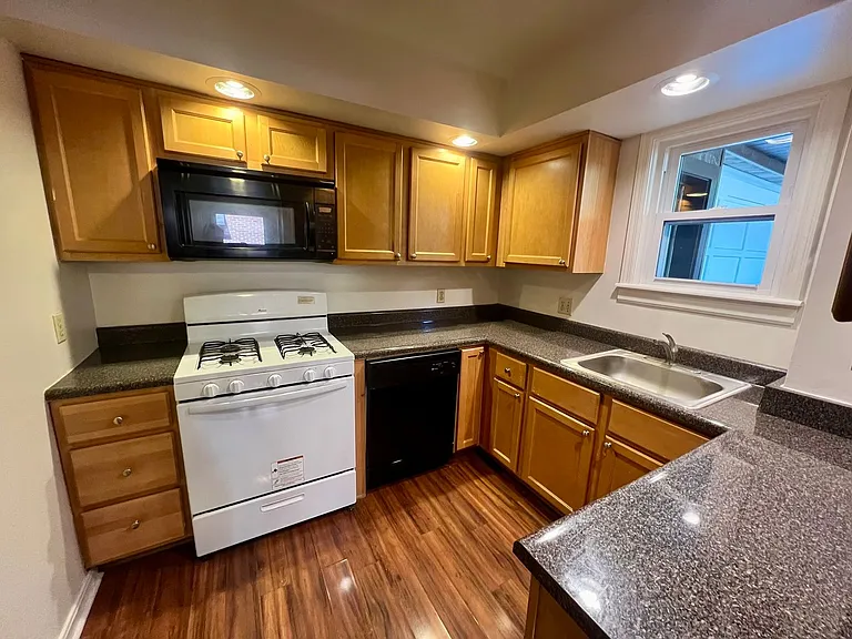 373 Hulton Rd — Photo 1