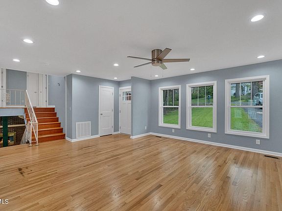 3rd image of 204 Dogwood Dr