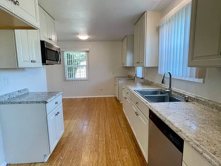 123 Hastings Ave — Photo 8