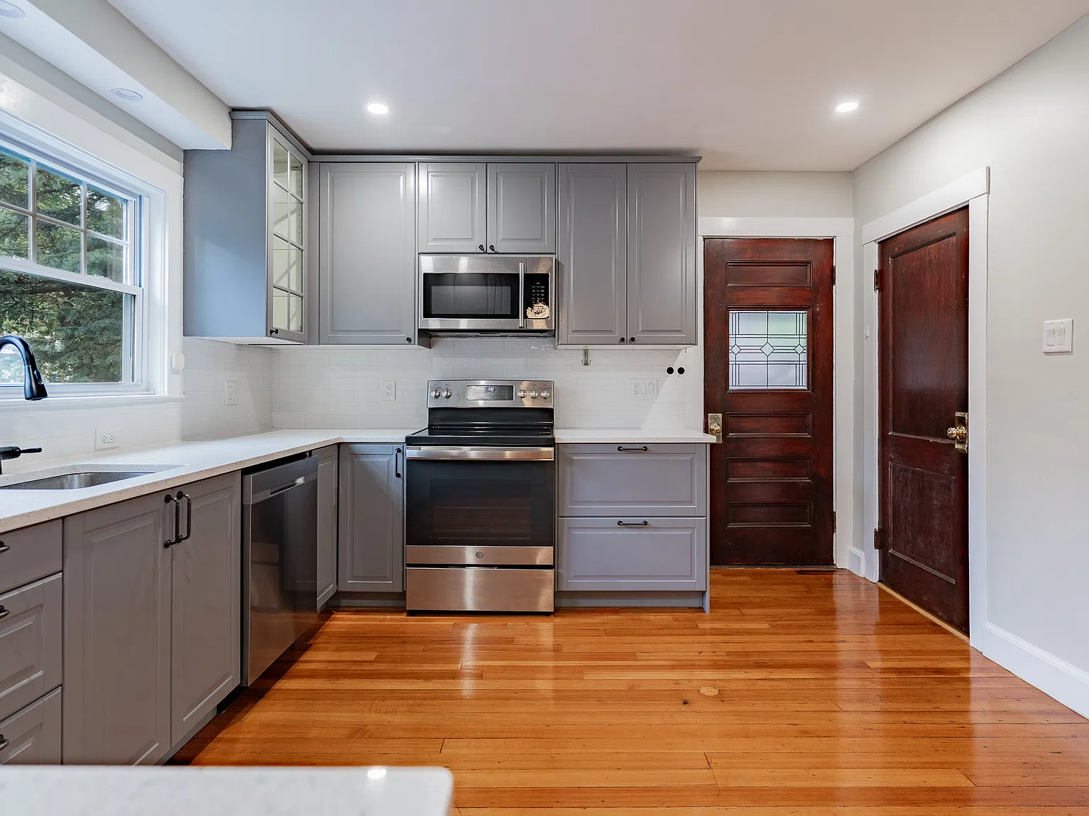 3 bed, 1594 sqft, $3,700 — Photo 2