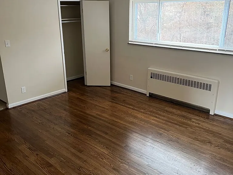 Spacious Apartments in Delhi Twp — Photo 5