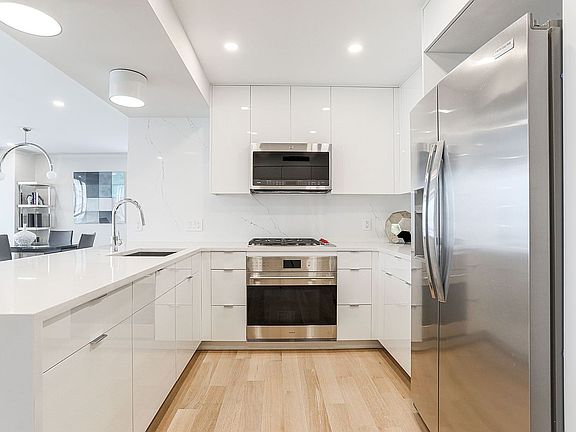 4th image of 200 E 66th St APT B602