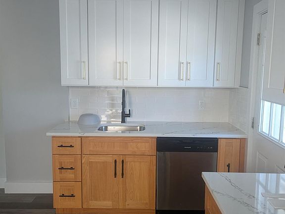 4th image of 897 Port Reading Ave