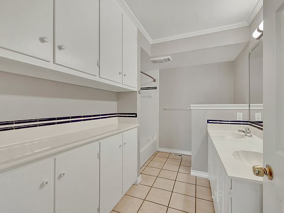 3rd image of 890 Laurel Ln