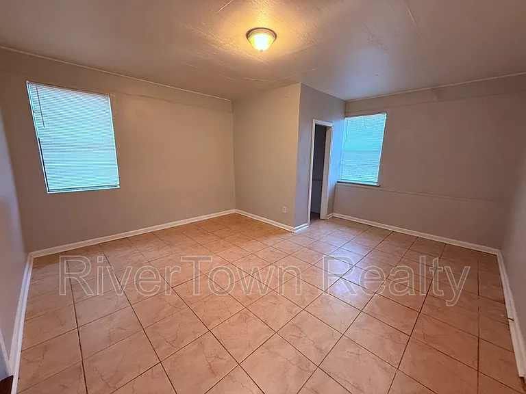 1454 Delano Ave — Photo 14