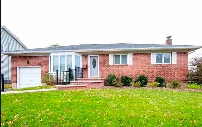 1st image of 18 Forest Dr