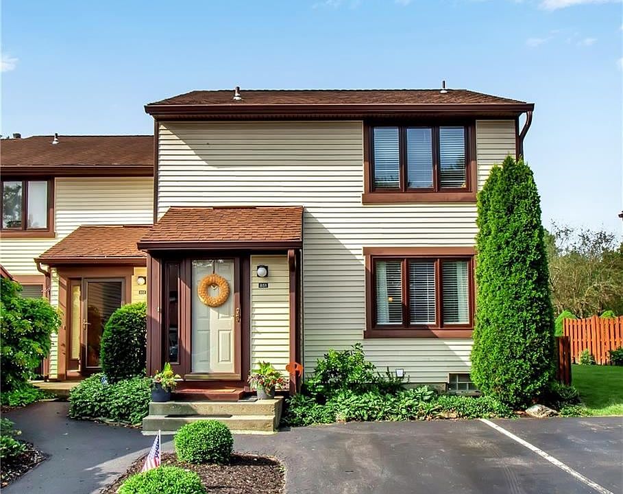 1st image of 851 Charlesgate Cir