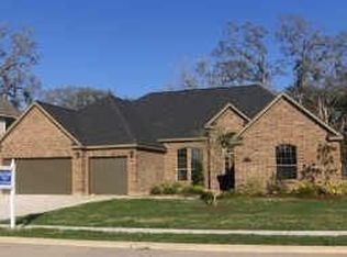 220 Arrowhead Dr, Lake Jackson, TX 77566