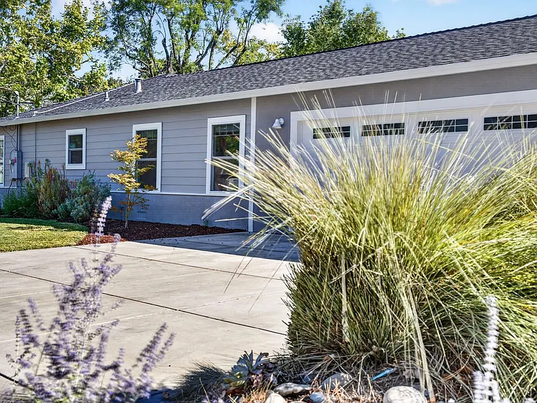 2907 Eccleston Ave — Photo 2