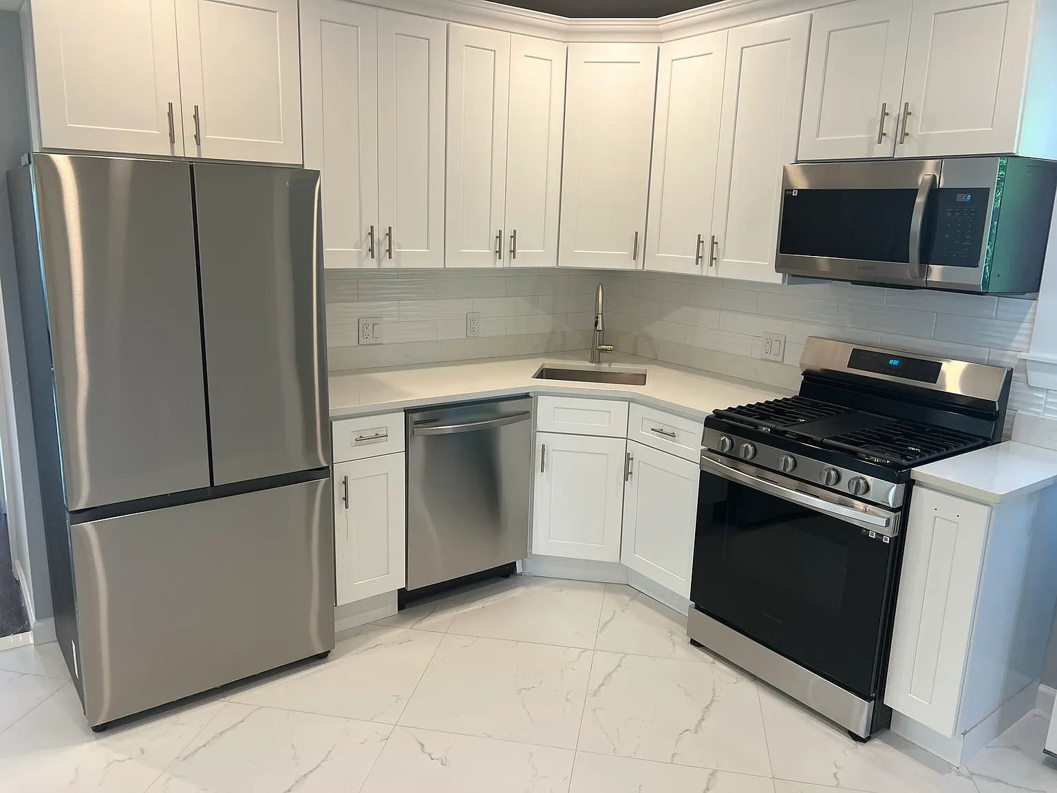 4 bed, 9999 sqft, $4,800 — Photo 2