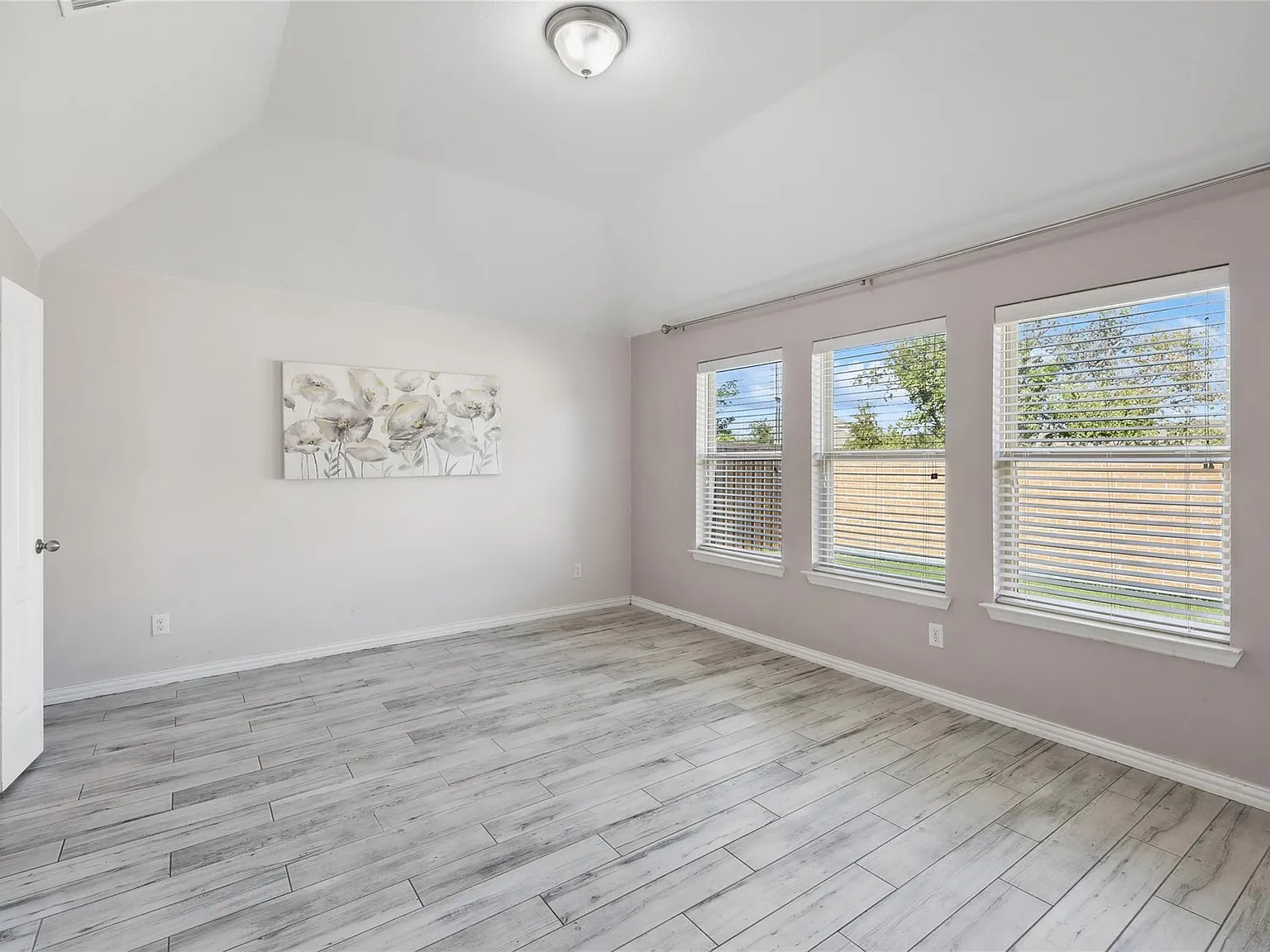 4 bed, 2115 sqft, $3,200 — Photo 4
