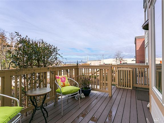 Front porch deck-enjoy a cup of coffee and gaze out to the bay each morning!