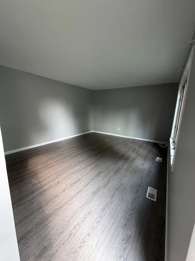 4 Bedroom 2 Bathroom Home in Lindenhurst — Photo 4