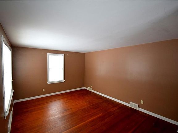 3rd image of 67 Iris Ave