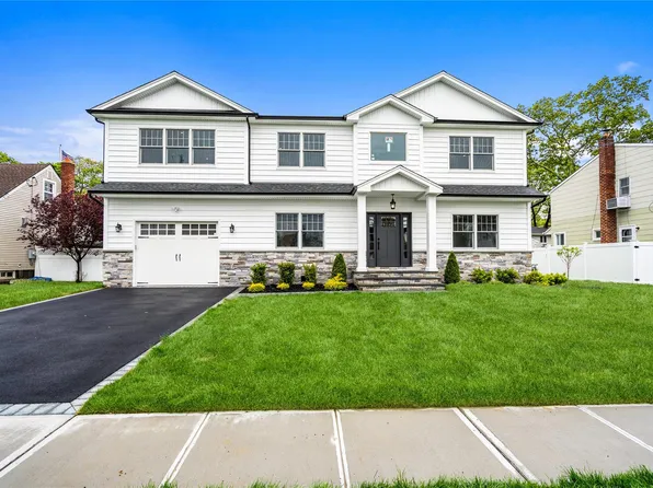 16 Roosevelt Avenue, Massapequa Park, NY 11762